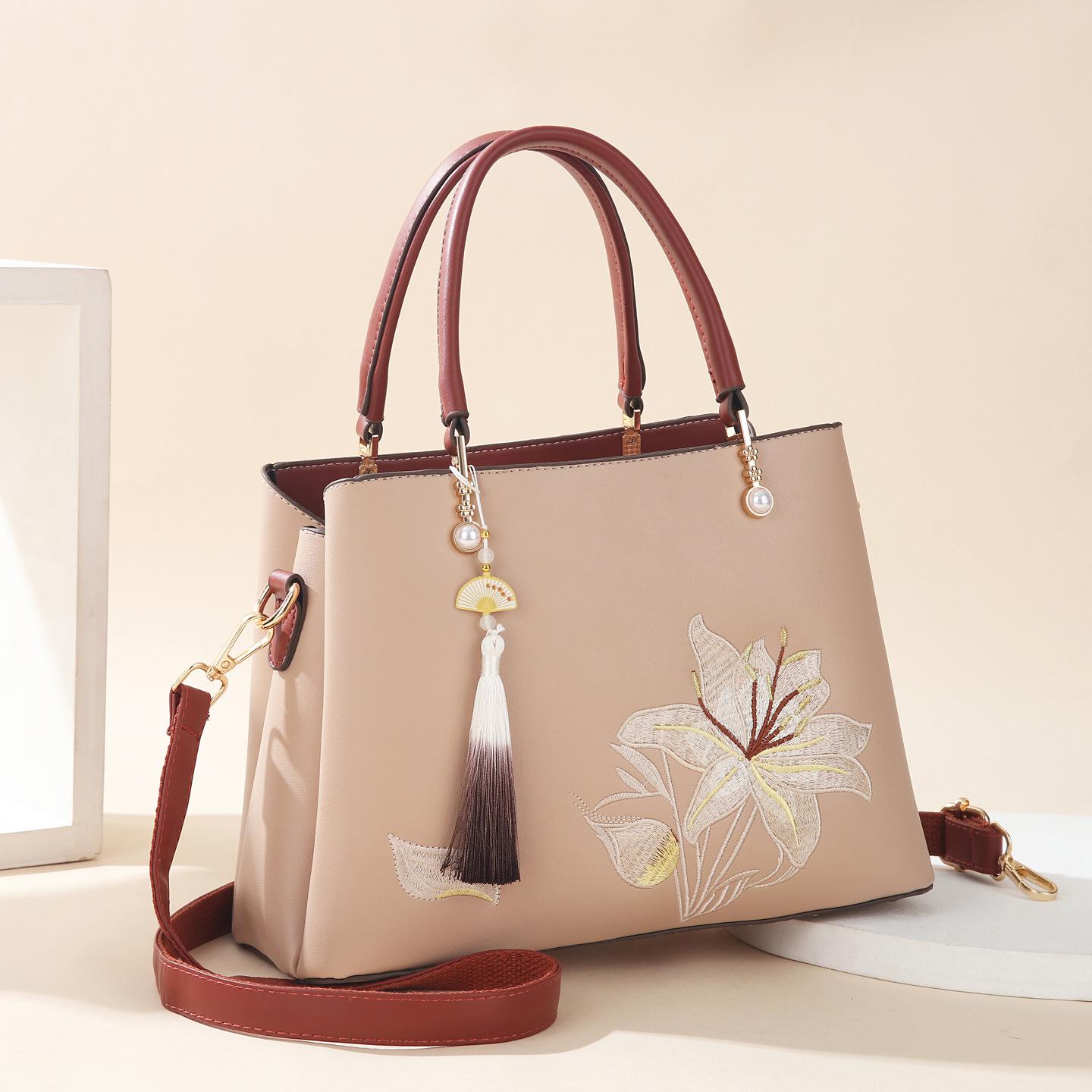 

Новая китайская вышитая сумка женская высококлассная модель для мамы 2025 новая сумка-тоут для среднего возраста на плечо, сумка-мессенджер женская сумка