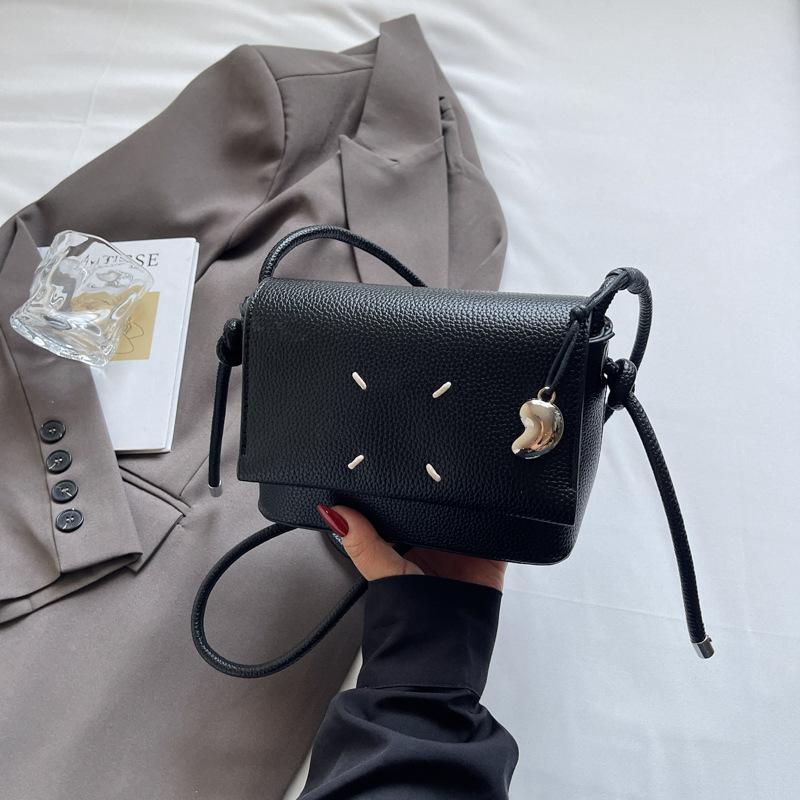 

Niche bag women s new trendy fashion versatile shoulder bag commuter messenger bag small square bag чорний