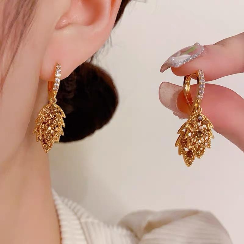 Niche Exquisite Zirconia Leaf Earrings - Elegant, Face-Slimming, Luxury Design Accessory