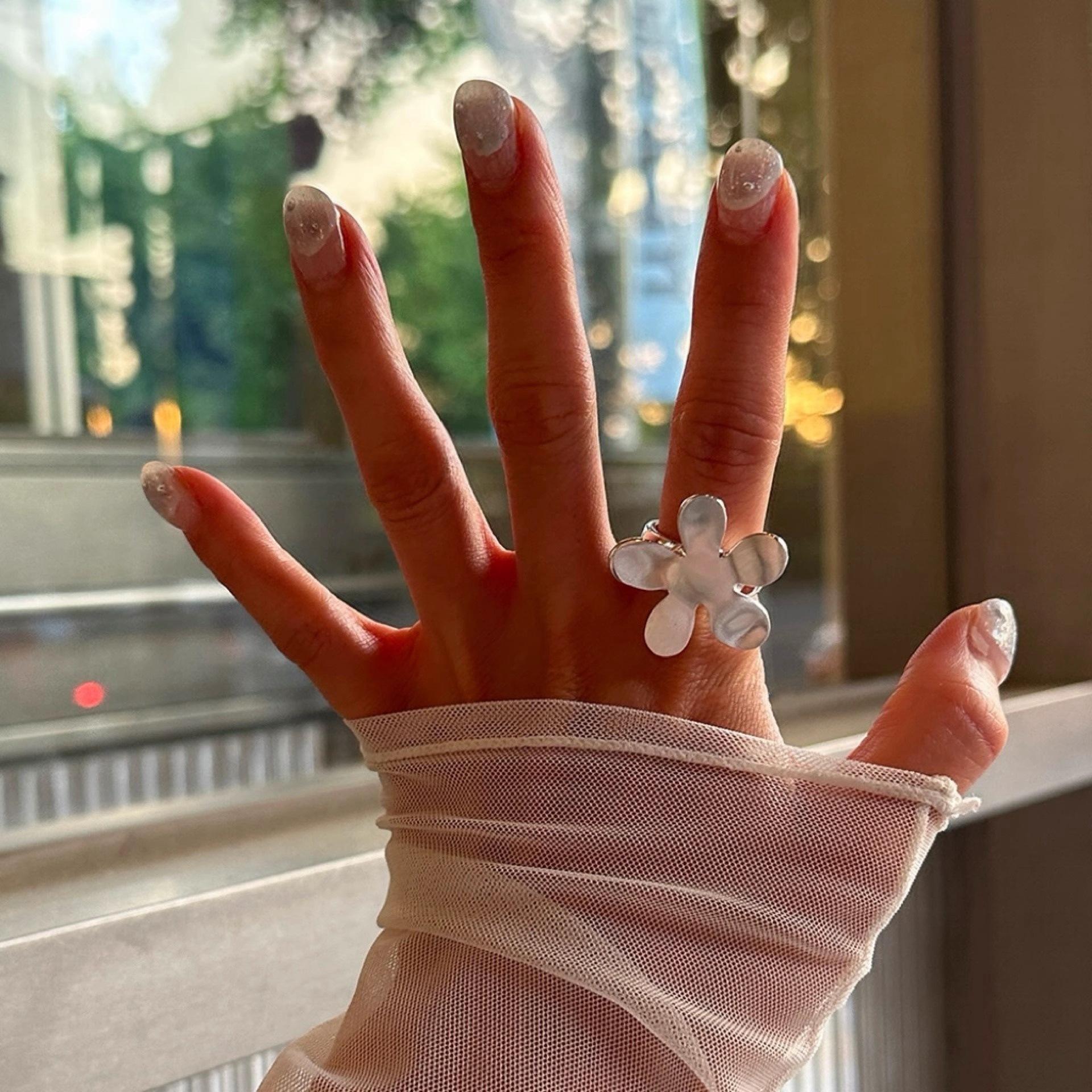 

Регулируемое женское великолепное кольцо с цветком из меди с элегантным матовым дизайном