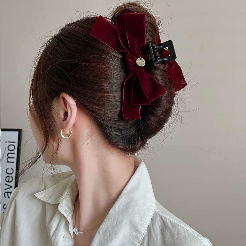 Elegant Black Velvet Claw Clip - High-End Retro Hair Accessory for Women, 2024 Autumn/Winter Style