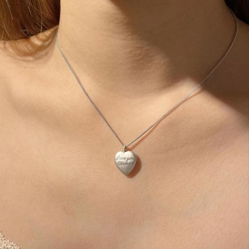 Retro Heart Shaped Pendant Necklace Unique Charm Necklace Heart Neck Jewelry Alloy Material Suitable for Trendy Outfits