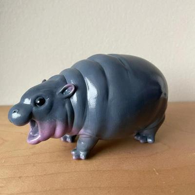 Roztomilé figurky z hroší pryskyřice | Dekorace na stůl Moo Deng Baby Hippopotamus Sculpture | Přenosná stolní socha hrocha Moo Deng