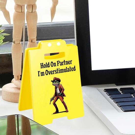 1/2/3 stk Forsiktig Overstimulert Skilt til Skrivebord Cowboy Frosk Hold Ut Partner Jeg er Overstimulert Mini Bordsskilt Hjemmekontordekorasjon Kolleger Gag-gave