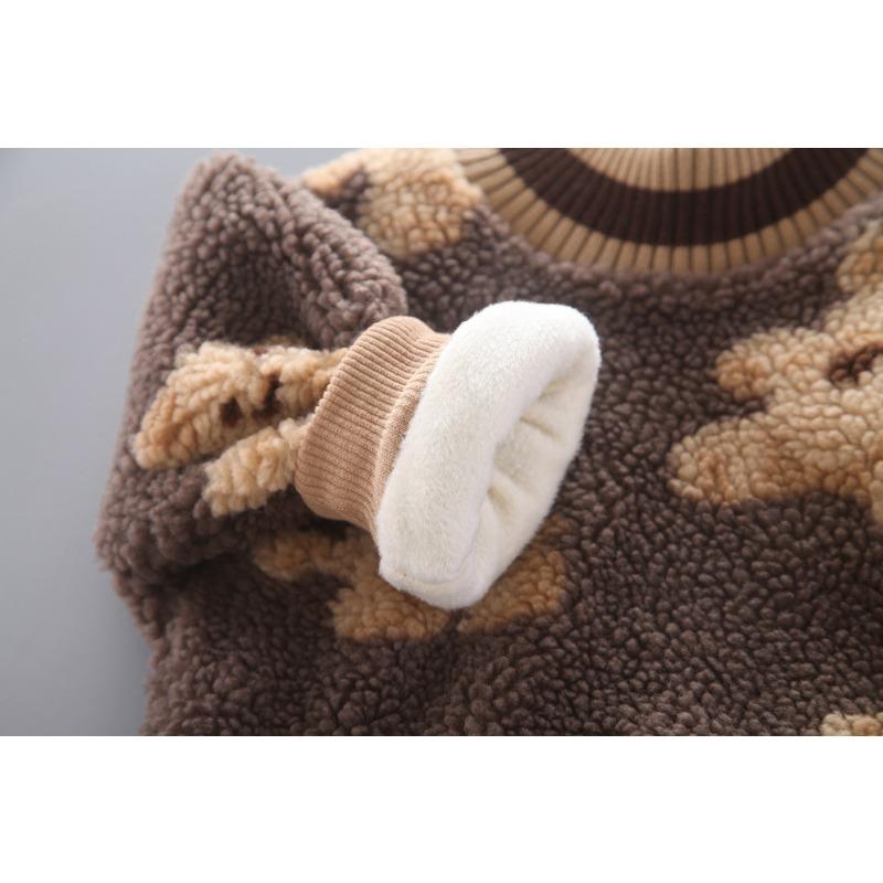 Suéter grueso de terciopelo con cuello redondo y estampado completo de dibujos animados de oso de invierno para bebé, traje de dos piezas