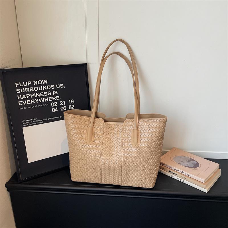 Fashion high-value large-capacity tote bag women's new foreign-style woven pattern shoulder bag commuter handbag