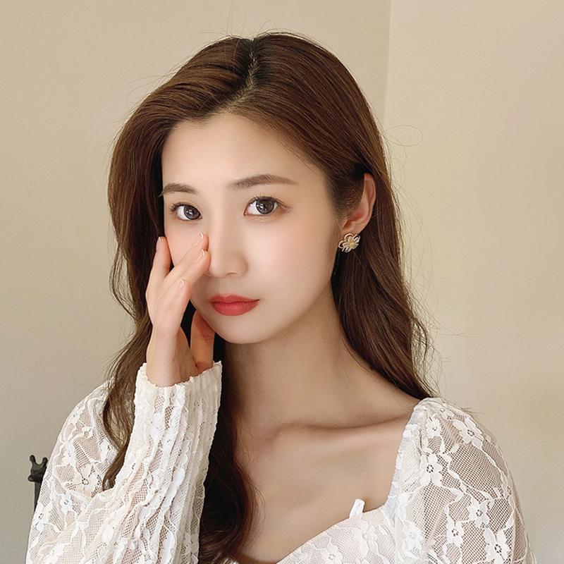 Summer Fairy Non-pierced Ear Clip Double-layer Hollow Shell Flower Clip on Earrings for Women Temperament Elegant Earrings