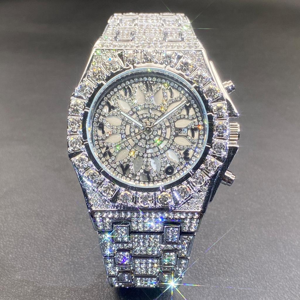 Herrenuhr mit arabischen Ziffern und Vollbesatz mit Diamanten