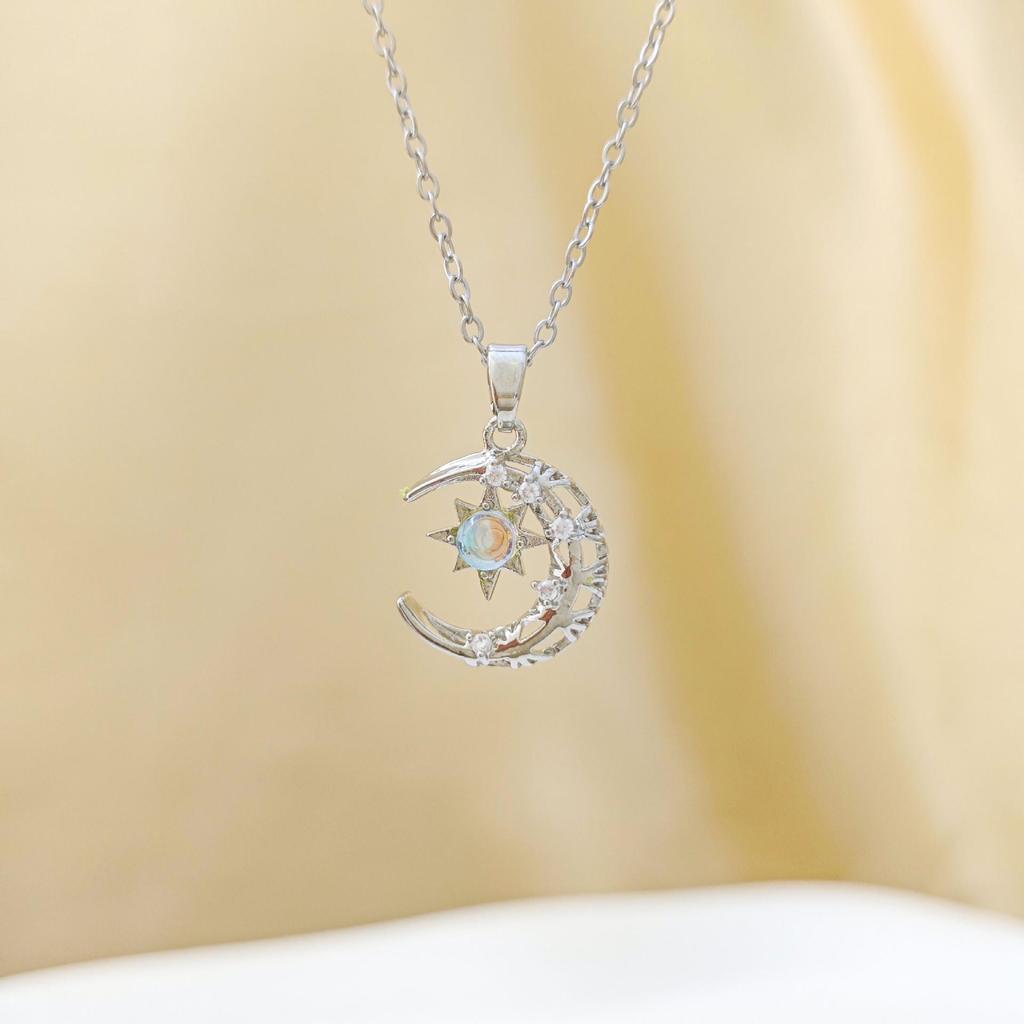 Moon Star Necklace: Women's Summer Jewelry, Versatile Starry Design, Simple Trendy Style for Collarbone.