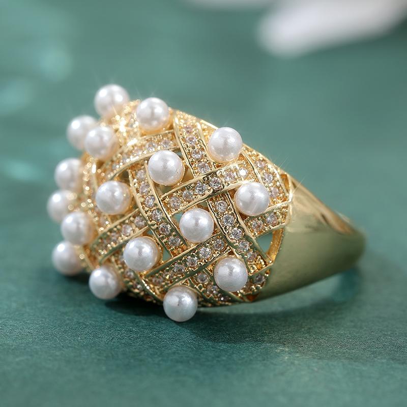 Sparkling Light Luxury Imitation Pearl Golden Plated Ring Women Fashion Elegant Temperament Banquet Wedding Jewelry Accessories