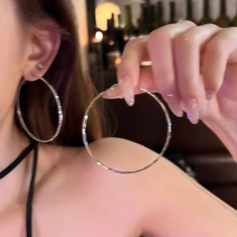 Goldpigmentierte Creolen für Damen, High-End, übertriebene und atmosphärische Ohrringe, neuer beliebter Stil, schlichte Creolen mit Temperament