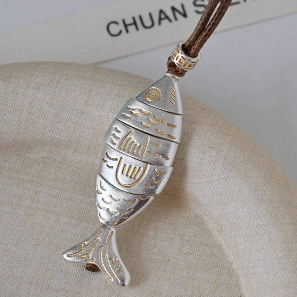 Nuova Collana a Pesce con Texture Geometrica Argentea Splicing Unisex Retrò Alta Moda Gioiello Raffinato Unico Regalo