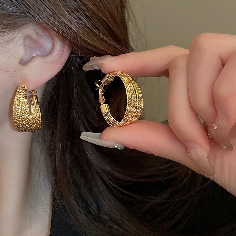

European and American metal style fashion large circle earrings light luxury high-end ear clips no ear piercings geometric commuter earrings studs