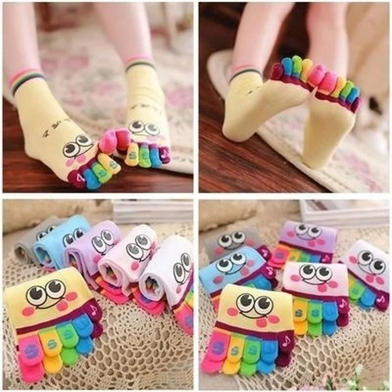 New Cute Casual Five-toe Mid-tube Finger Show Fun Short Cartoon Cotton Smiley Bear Socks Wholesale