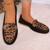 Damen Slipper mit Leopardenmuster-Patchwork, Schwarze Slipper, Metalldetailkette, Obermaterial aus Stoff mit Animal-Print, Flache Zehenpartie, Slipper