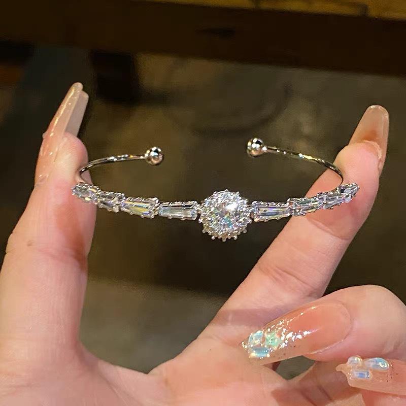 Zircon Diamond-Set Grid Bracelet: Elegant, Luxurious Niche Design for Women