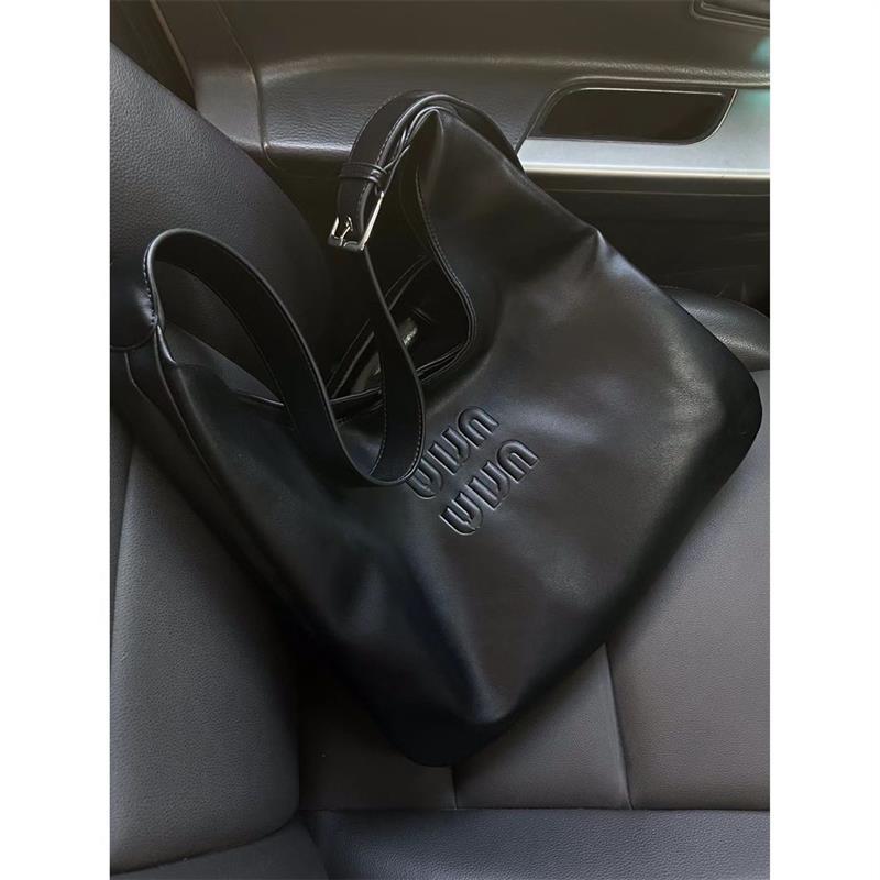 

Сумка женская 2024 года повседневная большая вместительная сумка-тоут продвинутая модная сумка для укладки книг в колледже для студентов чёрный