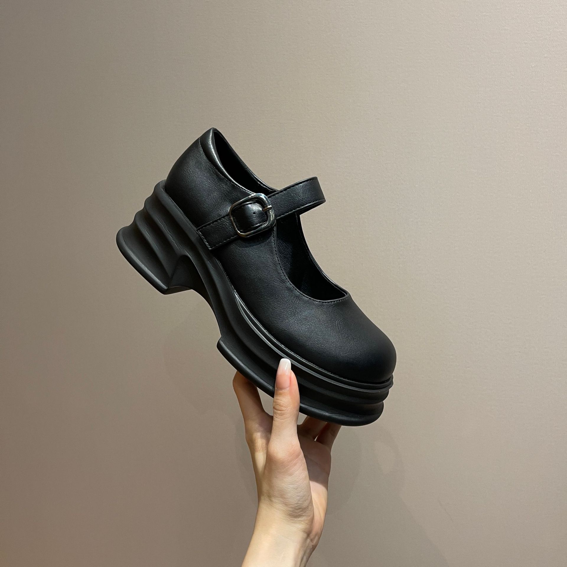 

Туфли Мэри Джейн женские на платформе с мелким вырезом одинарные туфли весенние в британском стиле с круглым носком и пряжкой маленькие кожаные туфли в ретро-стиле 39 чёрный