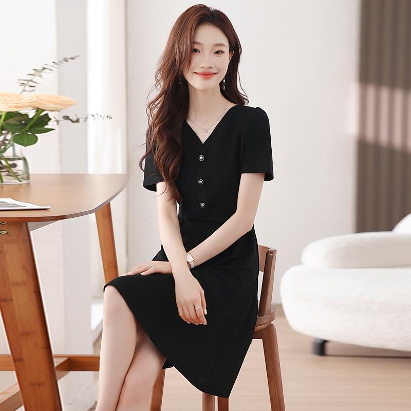 Summer 2026 Hepburn-Style V-Neck Slimming Little Black Dress with Puff Sleeves