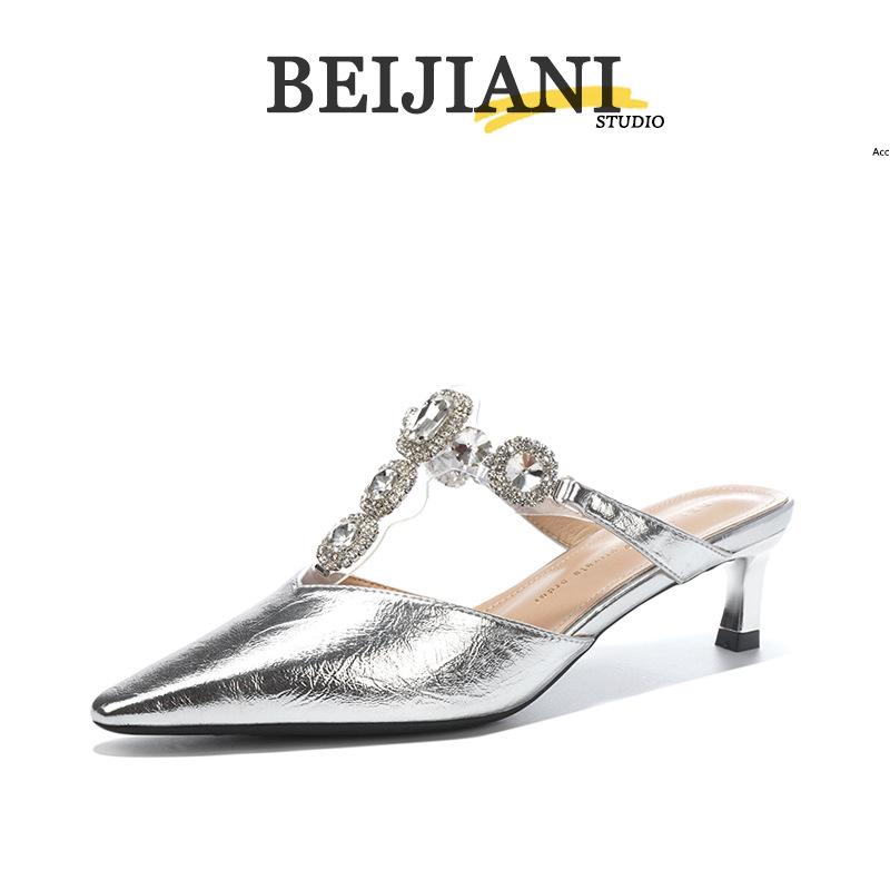 

BEIJIANI 3582-7 Элегантные мюли с Т-образным ремешком и закрытым носком, украшенные серебристыми стразами 35 серебряный