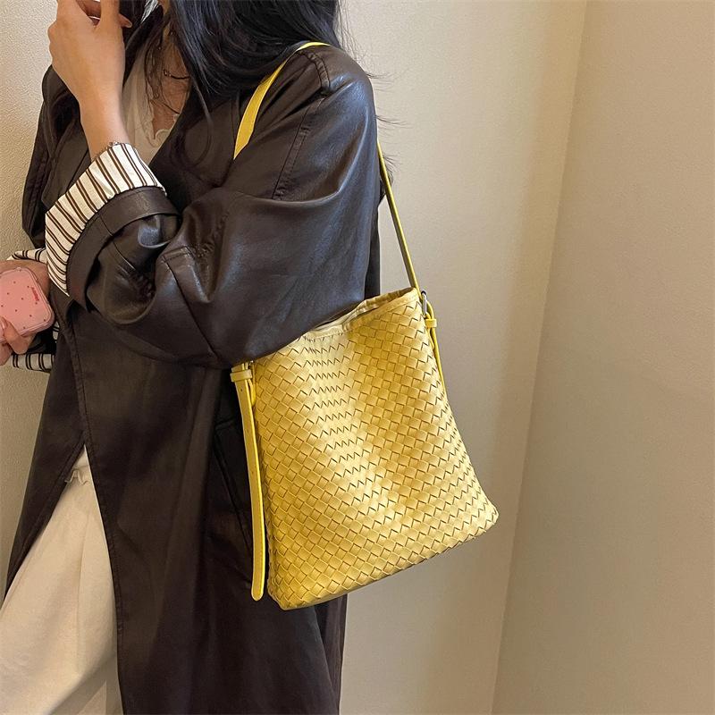 Women's Retro Woven Leather Bucket Bag - Versatile Crossbody for Work and Commute