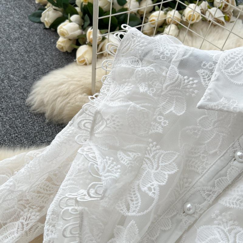 Aceasta este o rochie ușoară, luxoasă și de înaltă calitate, cu guler polo, pentru femei, cu un design unic și eteric de broderie din plasă de primăvară.