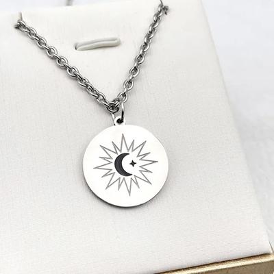 Die Eclipse Cosplay Mond Stern Rund Anhänger Titan Stahl Halskette Liebhaber Schmuck Zubehör