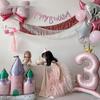 مجموعة زينة عيد الميلاد الثالث باللون الوردي للفتيات - شرابات، زينة أعلام، وبالونات أرقام