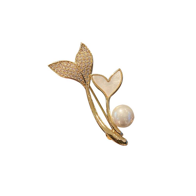 The Design Sense Pearl Fishtail Brooch Women's Suit Anti-exposure Button Coat High-end and Niche Corsage Pin To Secure The Cardigan