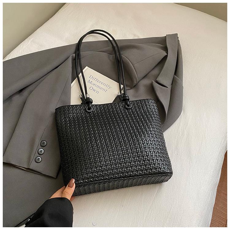 

Retro bag commuter high value armpit bag new woven handbag simple shoulder bag