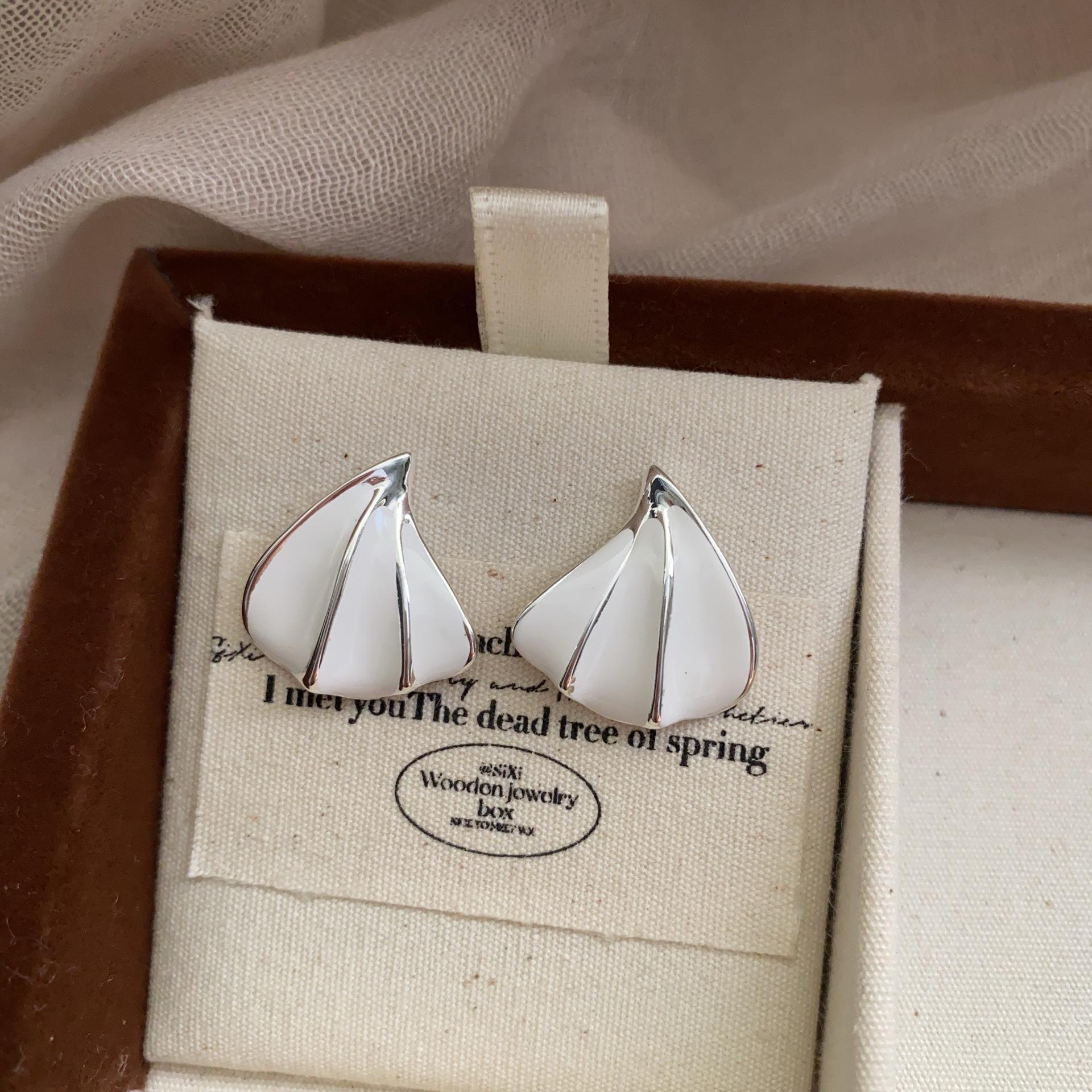 

Niche Metal Three-Dimensional Bud Earrings For Women S Light Luxury High-End Earrings 20 Temperament Earrings