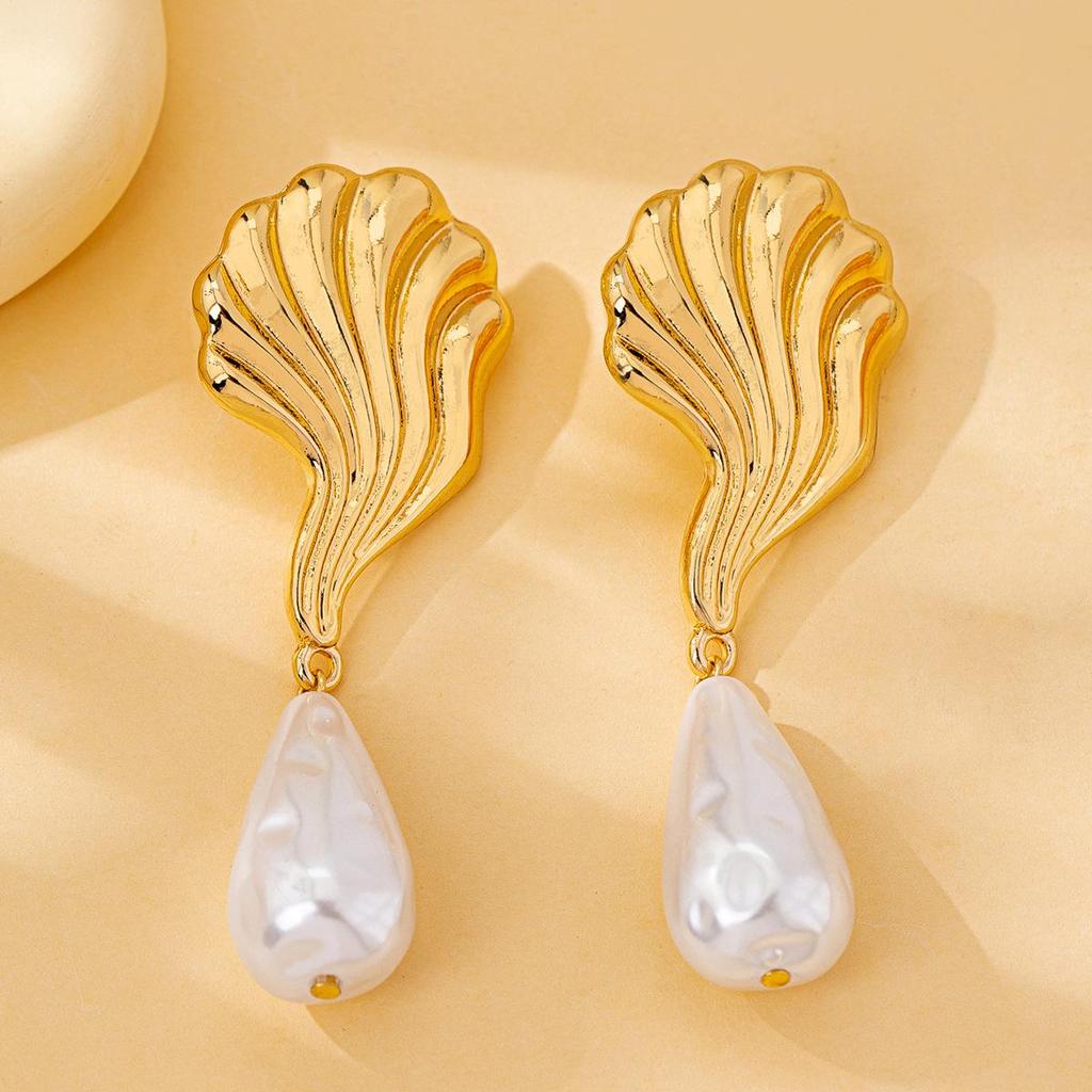 Metal Shell-Shaped Pearl Pendant Earrings: Stylish European & American Beach Resort Design for Women