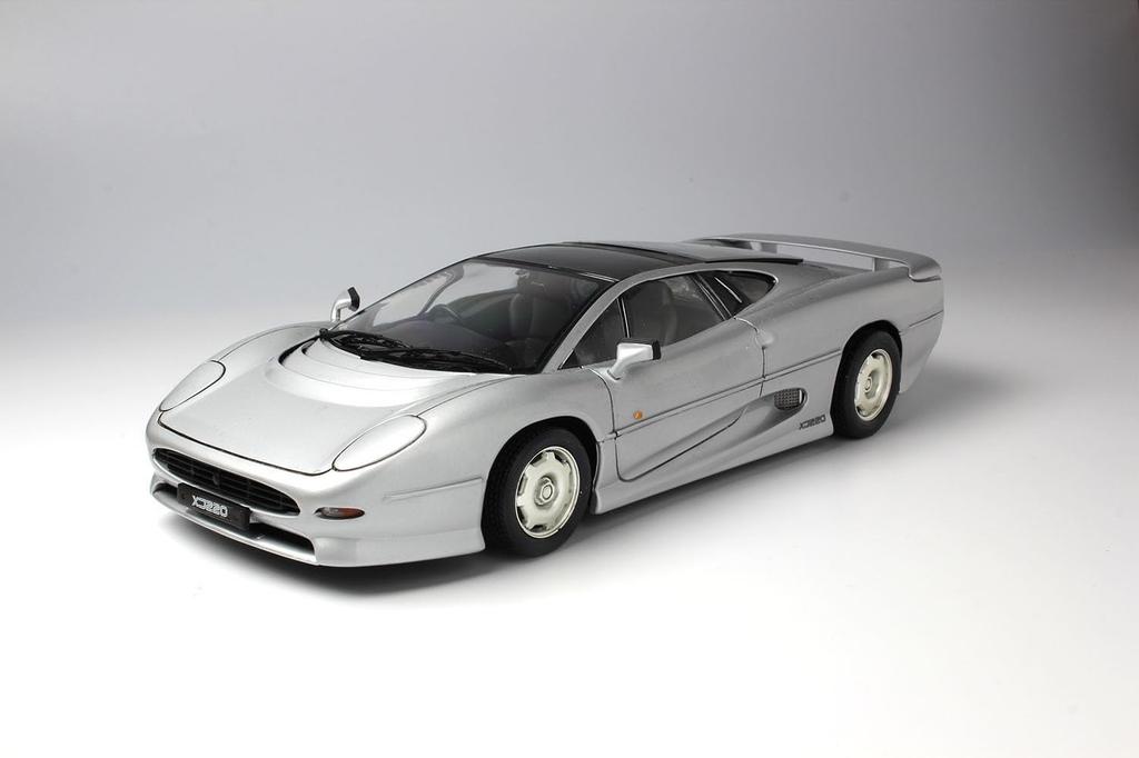 Platz Italeri 1/24 Scale Jaguar XJ 220 Plastic Model Kit (IT3631) with Japanese Instructions