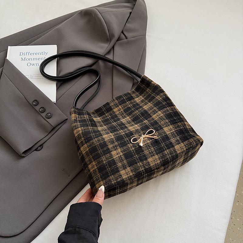 Retro commuter fashionable bag women s 2025 autumn new shoulder underarm bag niche large-capacity casual bucket bag чёрный