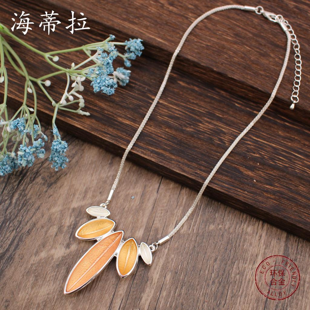New Apricot-coated Geometric Horse Eye Petal Pendant, Fashionable and High-end Women's Street Versatile Necklace