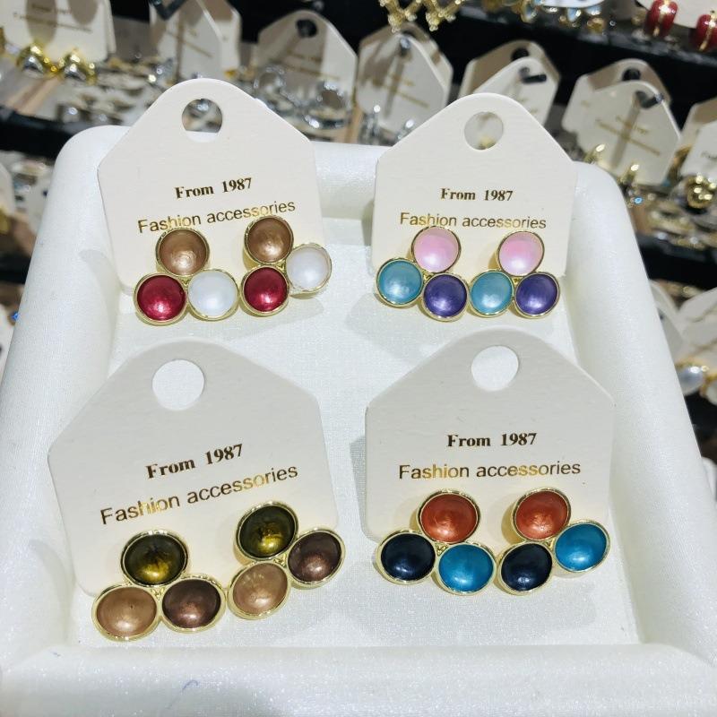 Retro Minimalist Niche Unique Design Fashionable and Elegant Shell Appliqué Earrings