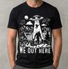 """We Out Here" Kryptid UFO T-Shirt - Lustiges Bigfoot Alien Grafik-T-Shirt"""