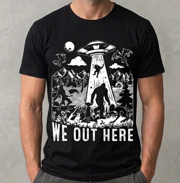 We Out Here Cryptid UFO T-Shirt - Funny Bigfoot Alien Graphic Tee S разноцветный