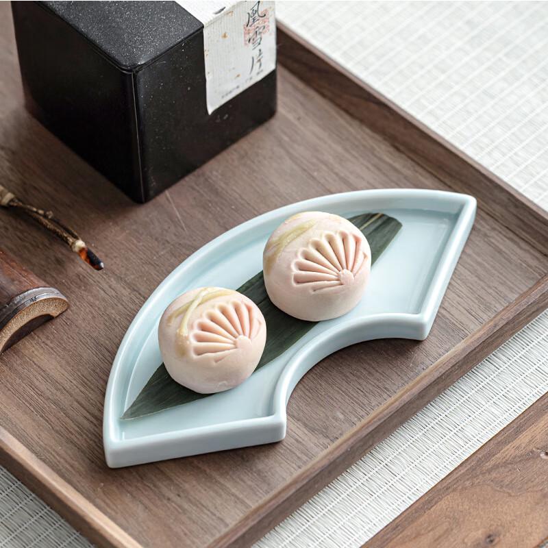 VAKADA Fan-shaped Ceramic Snack Plate