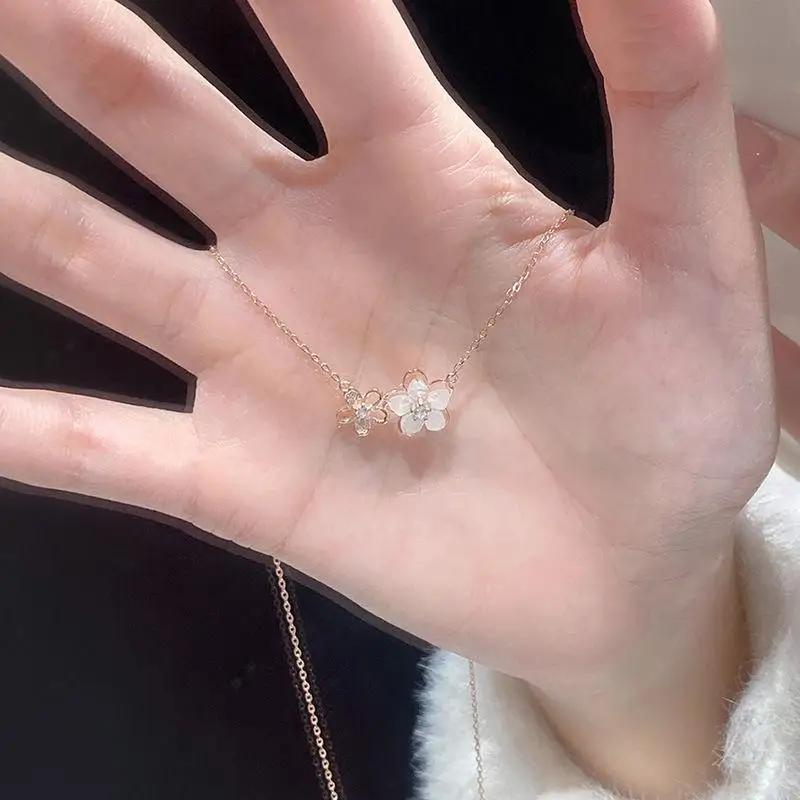 High Quality Fashion Shiny Sakura Pendant for Women Fashion Trendy Stereoscopic Peach Blossom Luxury Necklace Jewelry Women