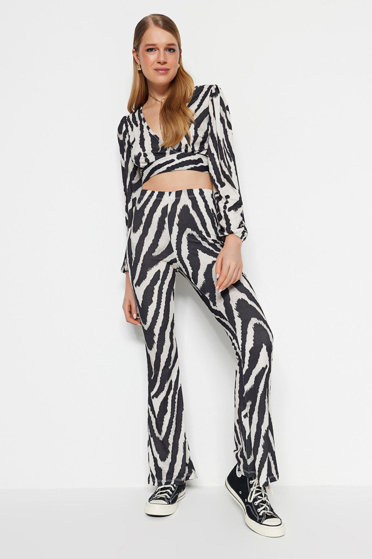 

Брюки - Черный - Расклешенный