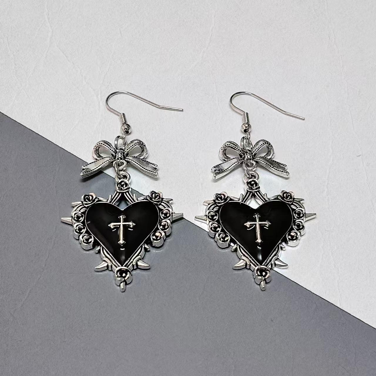 

Goth Thorns Heart Cross Dangle Earrings Red Drip Oil Rose Flower Drop Earrings for Women Punk Charms Jewelry Accessories Gifts чёрный