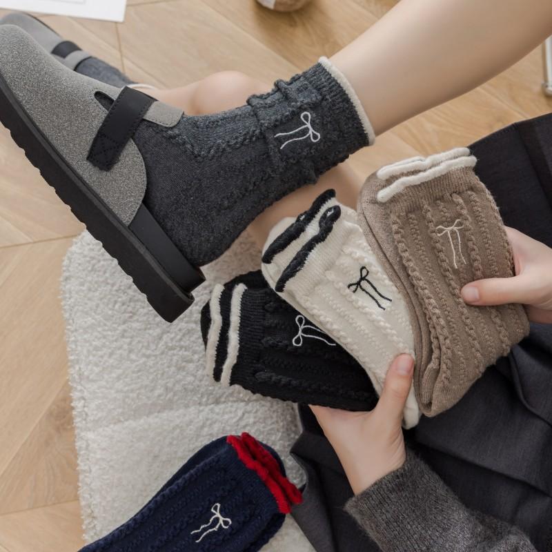 Embroidered Bow Wool Socks, Thickened Warm Socks for Autumn and Winter, Women's Twisted Retro Mid-calf Socks, Women's Socks