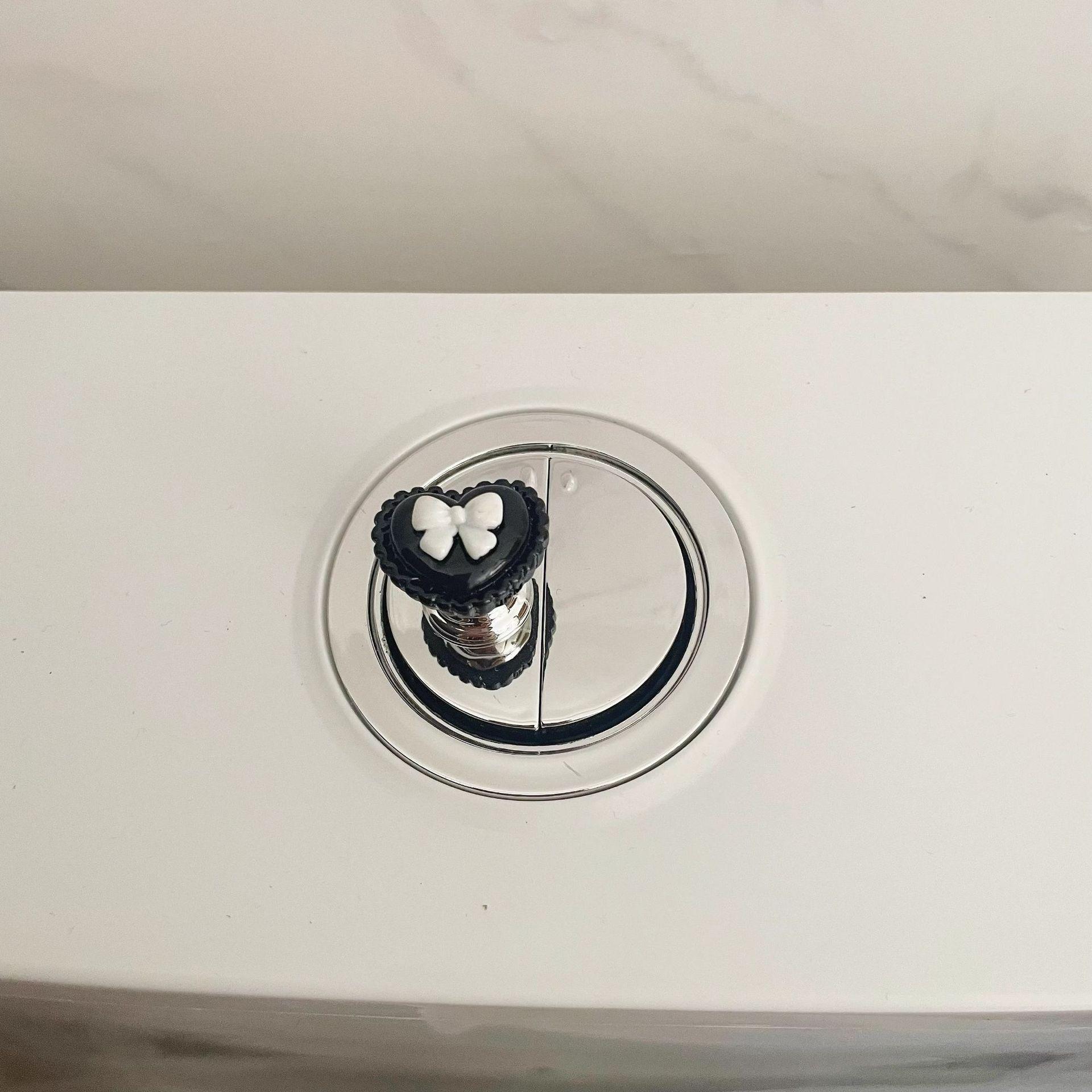 

Универсальный подъемник крышки унитаза в виде цветка и приспособление для нажатия кнопки бачка для нейл-арта