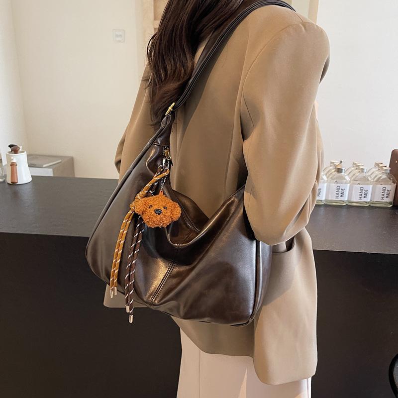 

Повседневная Индивидуальная Текстура Универсальная Замша Премиум Чувство Ниша Замша Большая Вместимость Универсальная Подмышка Косой Крест Женщины 33*10*23 кофейный