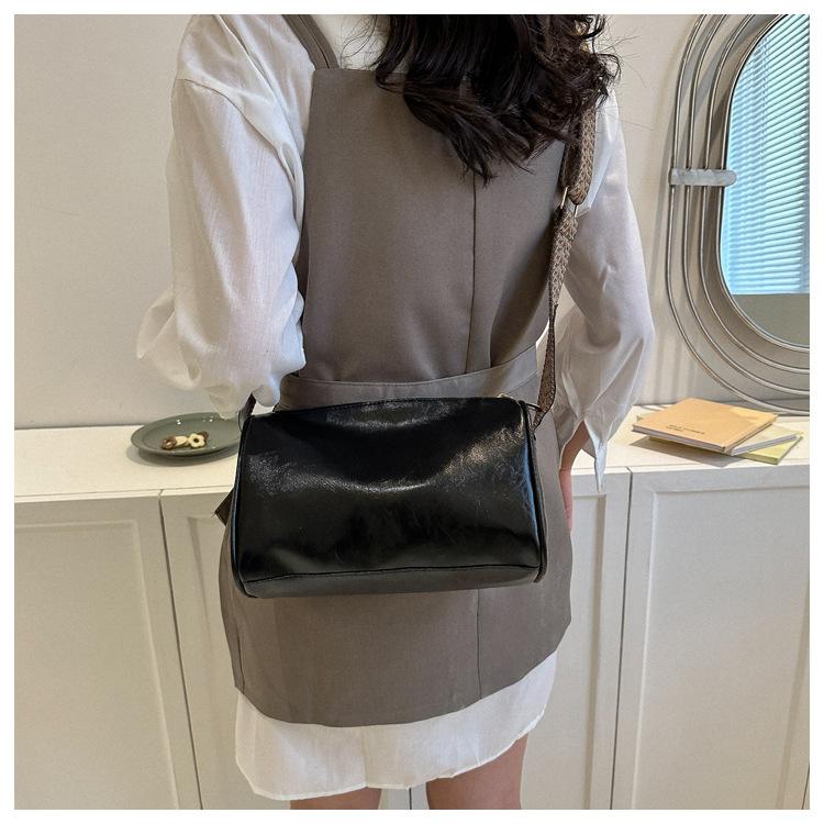 Women's Faux Leather Vintage Small Square Bag Fashionable Wide Strap Shoulder Crossbody Bag with Zipper Pocket