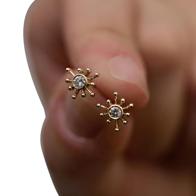 

1 пара серег из синтетического циркона, в простом и крутом стиле, и изысканные мини-серьги, которые питают отверстия в ушах золотой