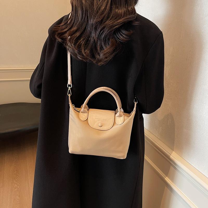 Autumn new high-end niche messenger bag women's 2025 new versatile portable one-shoulder messenger bag dumpling bag