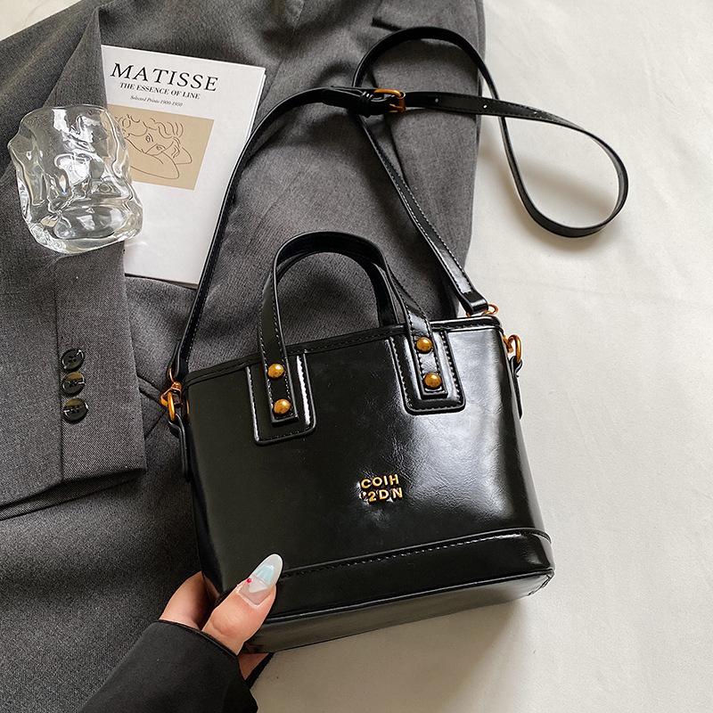 Vintage Maillard Niche Fashionable Oil Wax Leather Portable Bucket Bag, High-end Light Luxury Commuter Versatile Messenger Women's Bag