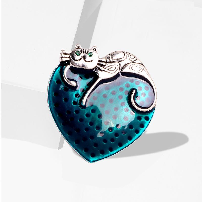 New love cat pin alloy drip retro coat trench coat coat corsage peach heart animal brooch